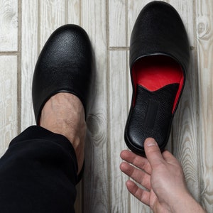 Zapatillas clásicas de piel negra, zapatillas de hombre suaves, zapatillas de casa de alta calidad, zapatillas cómodas, regalo personalizado para papá, envoltura de regalo