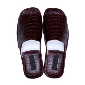 Zapatillas con relieve de cocodrilo, zapatillas de punta abierta, zapatillas marrones para hombre, zapatillas de cuero, zapatillas para hombre, zapatillas suaves, regalo para papá