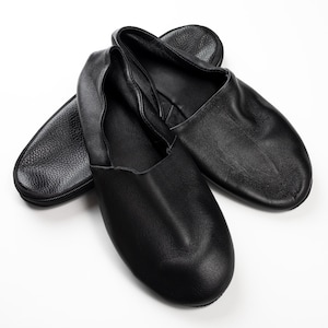 Zapatillas cómodas con parte trasera cerrada, zapatillas negras de piel auténtica, zapatillas de interior para hombre, zapatillas ligeras con funda de transporte