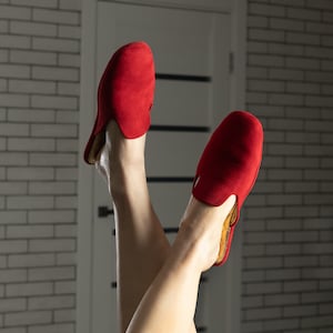 Chinelos de camurça vermelha para mulheres, chinelos de viagem para mulheres, chinelos macios para mulheres, chinelos fechados, chinelos confortáveis, presente para a mãe