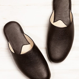 Top material - cowhide 
Lining material - goat leather
Insole material - goat leather
Outsole material - chamois