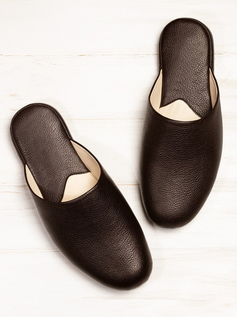 Top material - cowhide 
Lining material - goat leather
Insole material - goat leather
Outsole material - chamois