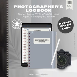 Op de afbeelding: Een digitale planner voor fotografen, met een grijze kaft en de tekst "PHOTOGRAPHER'S LOGBOOK" erop. De planner is open op de januari-pagina en heeft een spiraalbinding. De planner staat op een tablet met een witte stylus ernaast. De afbeelding bevat ook een camera en een badge met de tekst "BEST CHOICE FOR PHOTOGRAPHERS".