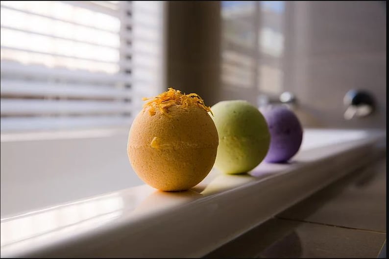 This gift set contains 6 aromatic fruit and floral scents that will delight your senses with every bath. image 3