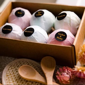 This gift set contains 6 aromatic fruit and floral scents that will delight your senses with every bath. image 1