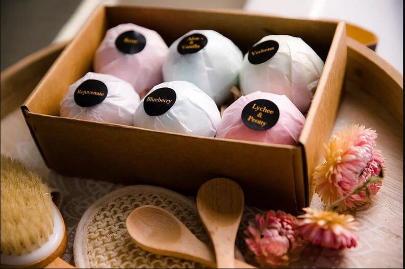 This gift set contains 6 aromatic fruit and floral scents that will delight your senses with every bath. image 1