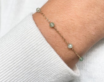 Bracelet délicat en aventurine verte • Chaîne en perles de pierres précieuses faite à la main • Bijou en cristal brut à superposer