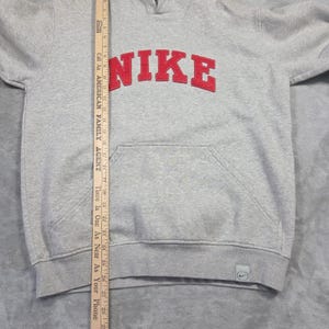 Vintage Nike Hoodie Mens Medium Grey Red Spellout Swoosh Y2K 2000s Streetwear afbeelding 3