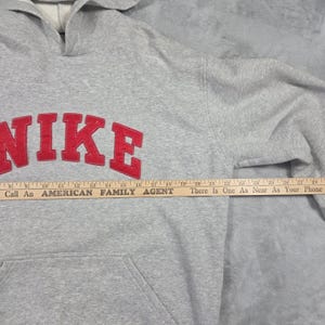 Vintage Nike Hoodie Mens Medium Grey Red Spellout Swoosh Y2K 2000s Streetwear afbeelding 2