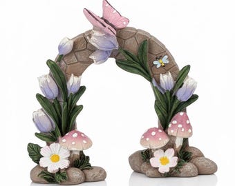 Könnte beinhalten: Ein dekorativer Gartenbogen mit Steinoptik, verziert mit lila Tulpen, weißen Gänseblümchen und rosa Pilzen mit weißen Punkten. Ein rosa Schmetterling sitzt obenauf, mit einer kleinen Biene an der Seite.