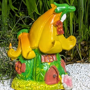 Casa de pétalas de flores em miniatura / Moradia de flores pequenas e caprichosas / Casa de fadas de outono
