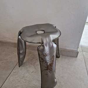 Oskar Zieta (Born in 1975) - Plopp stool - In rust-effect gray lacquered metal