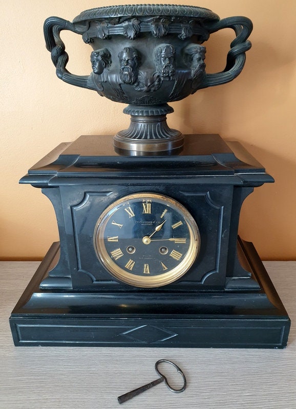Pendule Marbre Noir et Coupe de Warwick en Bronze - Par Charpentier Epoque Napoléon Iii