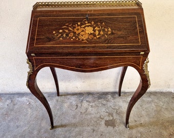 Bureau de pente dit dos d'âne en placage de palissandre, marqueterie florale de citronnier, prunier et filets de buis - Style Louis XV