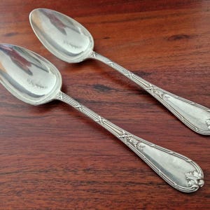 Christofle, Paris - Set of 2 table spoons - Crossed Ribbons model - in silver-plated metal