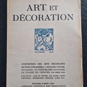 Puede incluir: Portada de libro antiguo "ART ET DÉCORATION" con texto en francés. Presenta una ilustración azul y la fecha "NOVEMBRE 1925". El texto detalla el contenido del libro, incluyendo secciones sobre artes extranjeras y teatro.