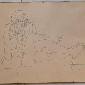Può includere: Un disegno a linee nere su sfondo color cuoio che raffigura due figure in un abbraccio. Le figure sono mostrate in posizione seduta con gli arti intrecciati. Una firma stilizzata si trova nell'angolo in basso a destra dell'opera.