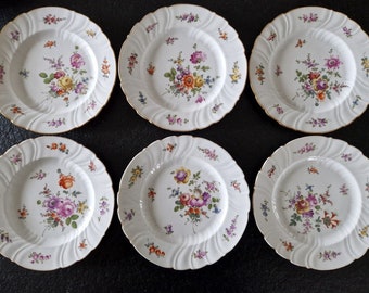 Porcelana de Sajonia, Alemania - Serie de 6 platos de postre - Forma festoneada con rica decoración floral policromada