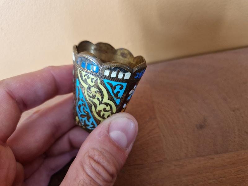 七宝焼き　小壺 ブロンズと七宝焼きで作られた小型の花瓶、壺、またはゴブレット