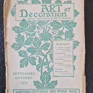 Puede incluir: Una portada de revista vintage para "Art et Décoration", con un diseño floral verde claro y texto. La portada incluye el mes y el año "Septembre Octobre 1919". El título de la revista está en una fuente decorativa.