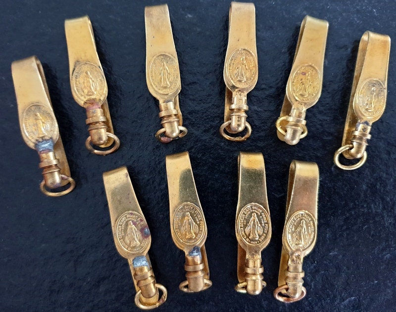 Lot de 10 Crochets Châtelaine à Ciseaux Dit Clavier - en Laiton Doré Décor d'un Médaillon L'effigie 