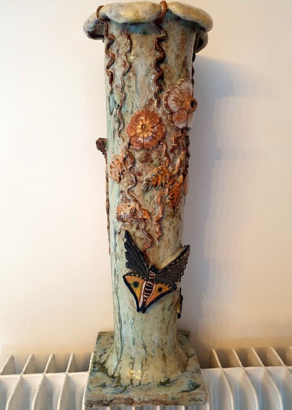 Important Vase Rouleau - en Terre Cuite Émaillée Décor Aux Papillons et Fleurs en Relief Style Natur