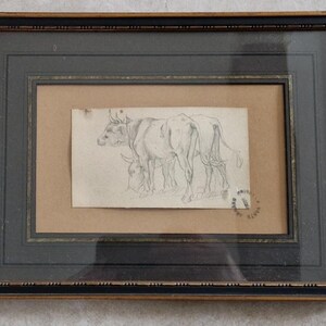 Puede incluir: Un dibujo a lápiz en blanco y negro enmarcado de tres vacas. El dibujo está sobre papel crema y está montado en una moldura marrón. El marco es de madera oscura con un borde dorado.