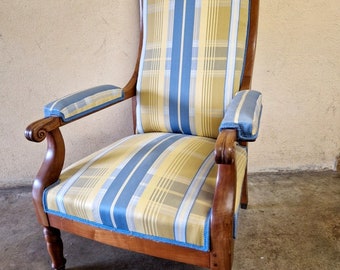 Fauteuil Voltaire - De style Louis Philippe - En bois mouluré, garniture de tissu bleu et jaune