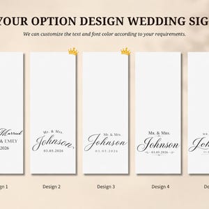 Może przedstawiać: Pięć pionowych prostokątnych tablic ślubnych w kolorze białym z czarnym tekstem. G&oacute;rny napis brzmi YOUR OPTION DESIGN WEDDING SIGN. Każda tablica prezentuje inną typografię i układ z imionami takimi jak David & Emily lub Johnson oraz datami takimi jak 03.05.2026. Dwie tablice posiadają małe złote ikony koron.