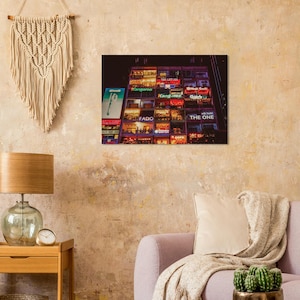 Stampa fotografica di Famous Café Apartments: fascino urbano vibrante per il tuo spazio