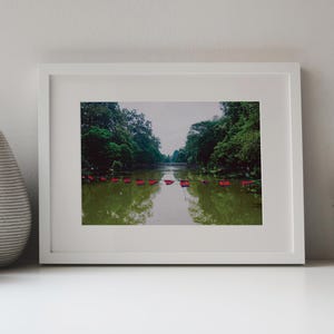 Serene Siem Reap Fluss Poster – Fesselnde Kambodscha Fotografie mit Flaggen