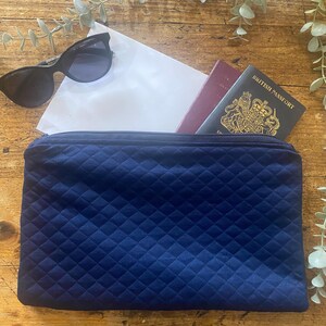 Cartera de viaje con cierre de cremallera para documentos de viaje y pasaporte personalizada en azul marino