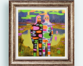 Pode incluir: Duas figuras com padrões abstratos coloridos estão em uma paisagem com um lago. As figuras estão vestindo rosa, laranja, verde e roxo. O fundo é uma paisagem amarela, verde e azul.