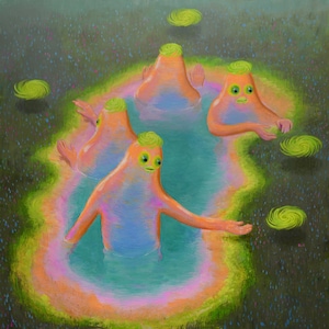 Puede incluir: Una pintura abstracta que presenta cuatro figuras antropomórficas con piel naranja, cabello verde y ojos grandes, de pie en una piscina. El agua está rodeada por un borde colorido en forma de arcoíris, y varias formas de espirales verdes flotan alrededor de las figuras.