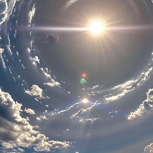 Può includere: Un'immagine drammatica del cielo, con un'esplosione solare brillante al centro, circondata da nuvole vorticose. Le nuvole sono un mix di bianco, grigio e blu, creando un senso di profondità e movimento. L'effetto complessivo è una vista dinamica e maestosa dell'atmosfera.