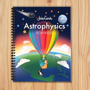 Op de afbeelding: Een kleurrijke boekomslag met de titel "Astrofysica voor kinderen" door Jolie Canoli. De omslag toont een luchtballon met een pinguïn en een konijn die erin rijden, vliegend over een cartoon-aarde met een glimlachende maan en een vallende ster op de achtergrond.