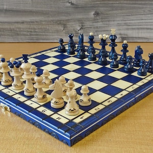 Blaues Holzschachset 35 x 35 cm, handgefertigtes Holzschachset, Travel Size Chess Set