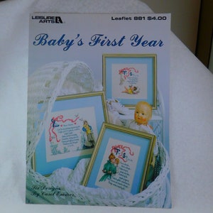 Ulotka z haftem krzyżykowym „Baby's First Year” autorstwa Carol Emmer, autorstwa Leisure Arts nr 881, Copyright 1990, Cross Stitch, Vintage Craft