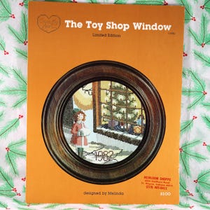 Vintage 1982 "The Toy Shop Window" Ulotka haftowana krzyżykiem autorstwa Cross My Heart Inc., edycja limitowana, projektantka Melinda, 14 Ct., haft krzyżykowy
