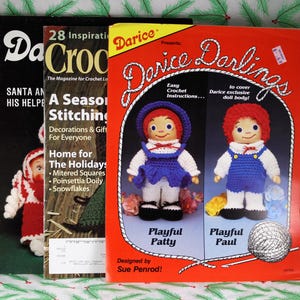 Zestaw trzech starych książek ze wzorami szydełkowymi, 2 ulotki/1 magazyn, ulotki Darice 1982, Crochet World Mag 2010, lalki, szopka, odzież zimowa