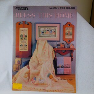 Ulotka z haftem krzyżykowym „Bless This Home” autorstwa Susan Winget, wydawnictwo Leisure Arts nr 799, prawa autorskie 1989, Vintage Craft Supply