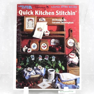 Ulotka z 1991 r. do haftu krzyżykowego „Quick Kitchen Stitchin” autorstwa Leisure Arts nr 2130, ręczniki/kubki/pokrywki do słoików/miniatury/dekoracje ścienne/podstawki i wiele więcej!