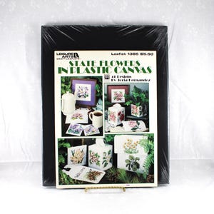 Ulotka z płótna plastikowego „Kwiaty stanowe” autorstwa Leisure Arts#1385, 1992, Pudełko na chusteczki, Podkładki, Dekoracja ścienna, Zawieszki na drzwi, Kwiaty i szyszki sosnowe