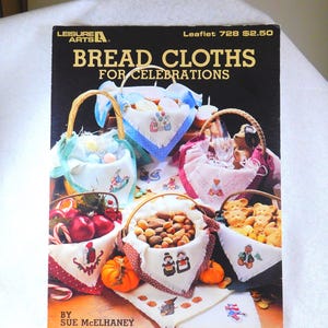 Ulotka z haftem krzyżykowym „Bread Clothes for Celebrations” autorstwa Sue McElhaney, nr 728, prawa autorskie 1989, X Stitch, Craft