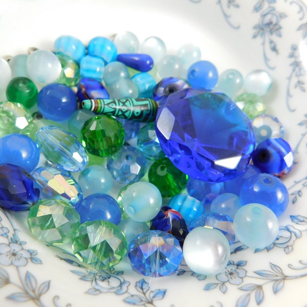 Lot de perles tchèques vintage de qualité-66 comte, lot de perles de verre à facettes, (les perles pour les yeux de chat sont en acrylique) Récupération, teintes bleues, artisanat de bijoux, tchèque