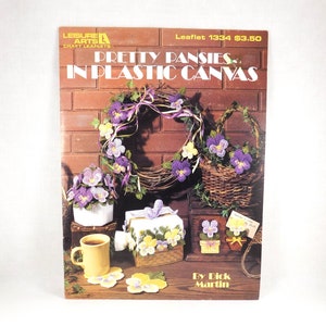 Ulotka z płótna plastikowego „Pretty Pansies” autorstwa Leisure Arts nr 1334, rocznik 1991, wiosenne koszyki, wieniec, pudełko na chusteczki, podstawki i magnesy
