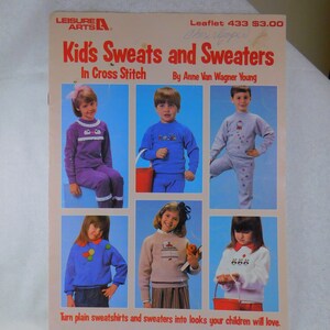Ulotka z rocznikowym haftem krzyżykowym/płótnem odpadowym, „Dziecięce swetry i bluzy haftem krzyżykowym” autorstwa Anne Van Wagner Young, Copyright 1986