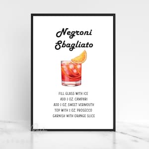 Puede incluir: Tarjeta de receta de cóctel imprimible con borde negro y fondo blanco. La tarjeta presenta una ilustración de acuarela de un cóctel Negroni Sbagliato en un vaso con una rodaja de naranja como guarnición. El texto dice "Negroni Sbagliato" e incluye instrucciones para preparar el cóctel: "Llenar el vaso con hielo, agregar 3 cl de Campari, agregar 3 cl de vermut dulce, completar con 3 cl de Prosecco, adornar con una rodaja de naranja."