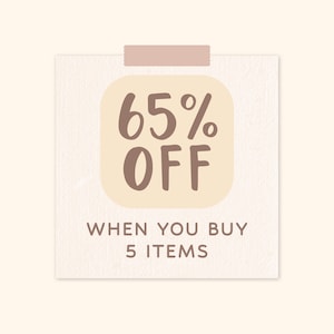 K&ouml;nnte beinhalten: Ein beigefarbenes Quadrat mit einem braunen Haftnotiz oben. Der Haftnotiz hat ein cremefarbenes Quadrat mit dem Text "65% OFF" in brauner Schrift. Unter dem Quadrat steht der Text "WHEN YOU BUY 5 ITEMS" in brauner Schrift.