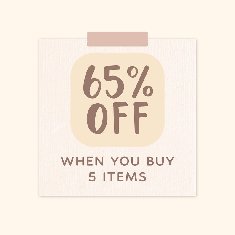 K&ouml;nnte beinhalten: Ein beigefarbenes Quadrat mit einem braunen Haftnotiz oben. Der Haftnotiz hat ein cremefarbenes Quadrat mit dem Text "65% OFF" in brauner Schrift. Unter dem Quadrat steht der Text "WHEN YOU BUY 5 ITEMS" in brauner Schrift.